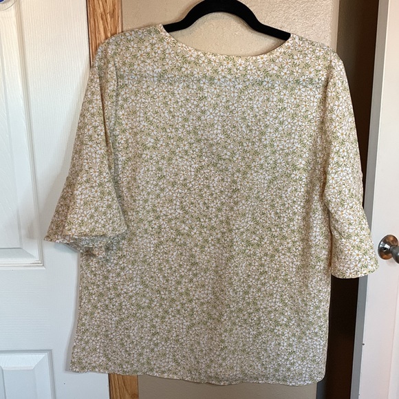 Daisy floral print flutter sleeve blouse NWT - Picture 5 of 5